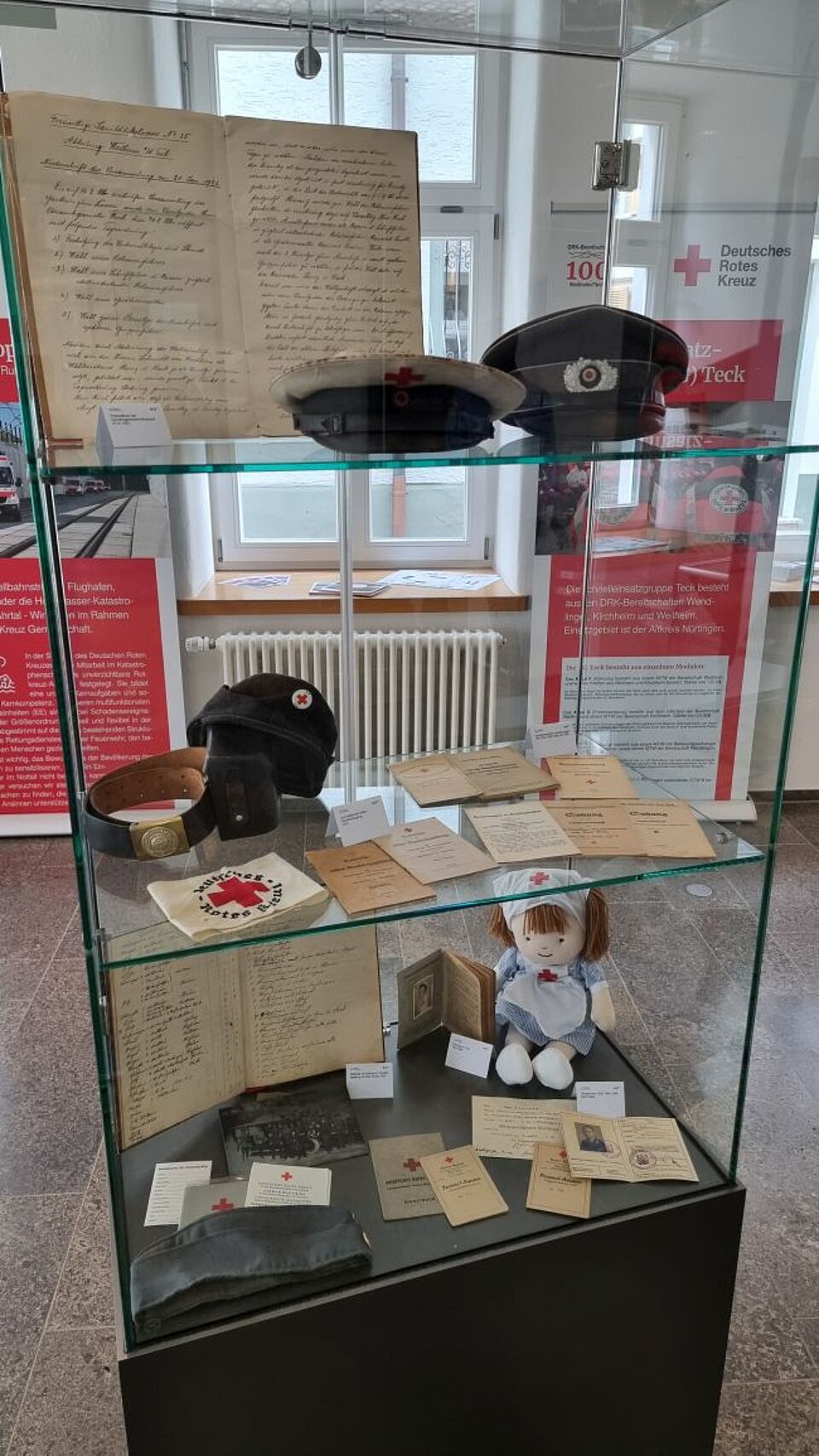 zu sehen ist eine Vitrine mit alten Gegenständen in der Ausstellung