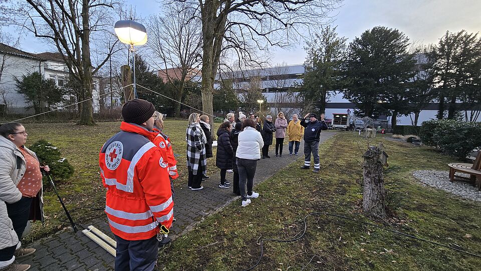 zu sehen ist eine Gruppe der Beteiligten an der Mangellage-Übung im Seniorenheim