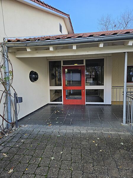 zu sehen ist der öffentlich zugängliche Defibrillator im Eingangsbereich der Zipfelbachhalle in Hepsisau