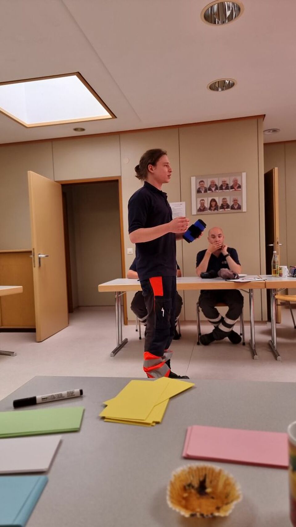 zu sehen ist ein DRK-Helfer beim Erklären von Maßnahmen zur Traumaversorgung