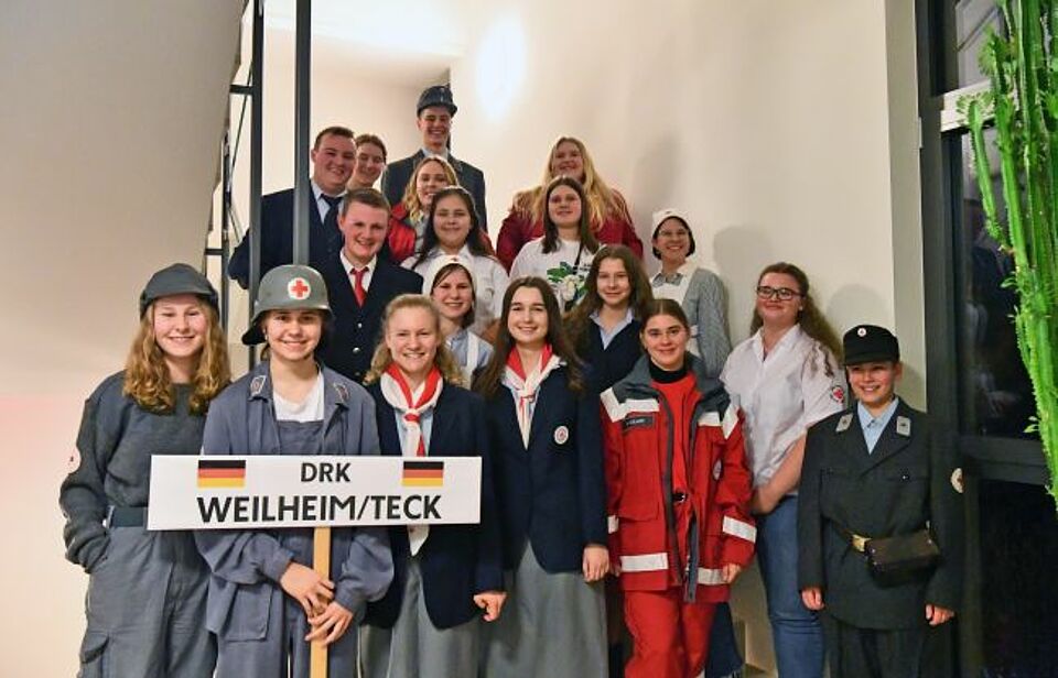 zu sehen ist das Jugendrotkreuz in historischen und aktuellen DRK-Uniformen