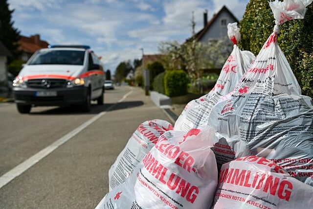 zu sehen sind Altkleidersäcke zur Abholung für die Altkleidersammlung am Straßenrand
