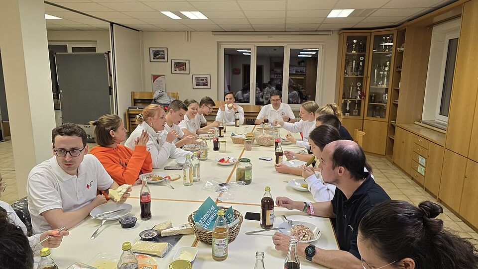 zu sehen sind die Helfer nach dem Dienstabend bei einer kleinen Stärkung mit Wurstsalat und Vesper