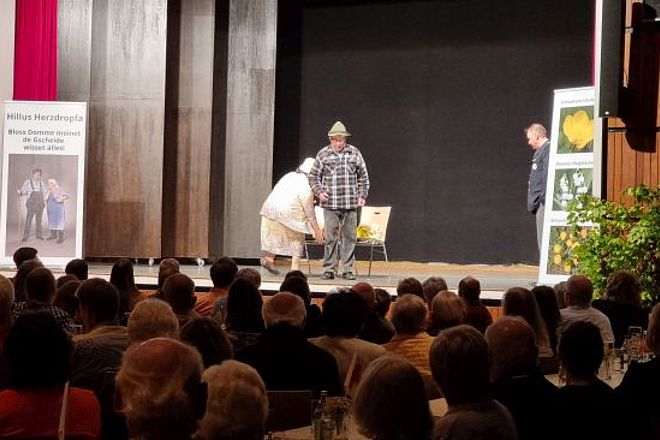 zu sehen sind die Gäste des kulturellen Abends beim Programm von Hillus Herzdropfa