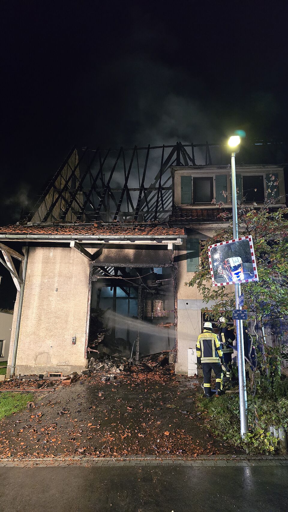 zu sehen ist das betroffene Gebäude nach den Löscharbeiten der Feuerwehr 
