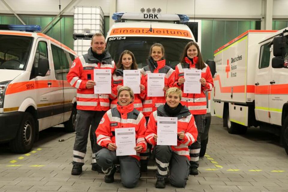 zu sehen sind sechs HelferInnen mit ihrer Prüfungsbescheinigung nach abgeschlossenem Sanitätskurs