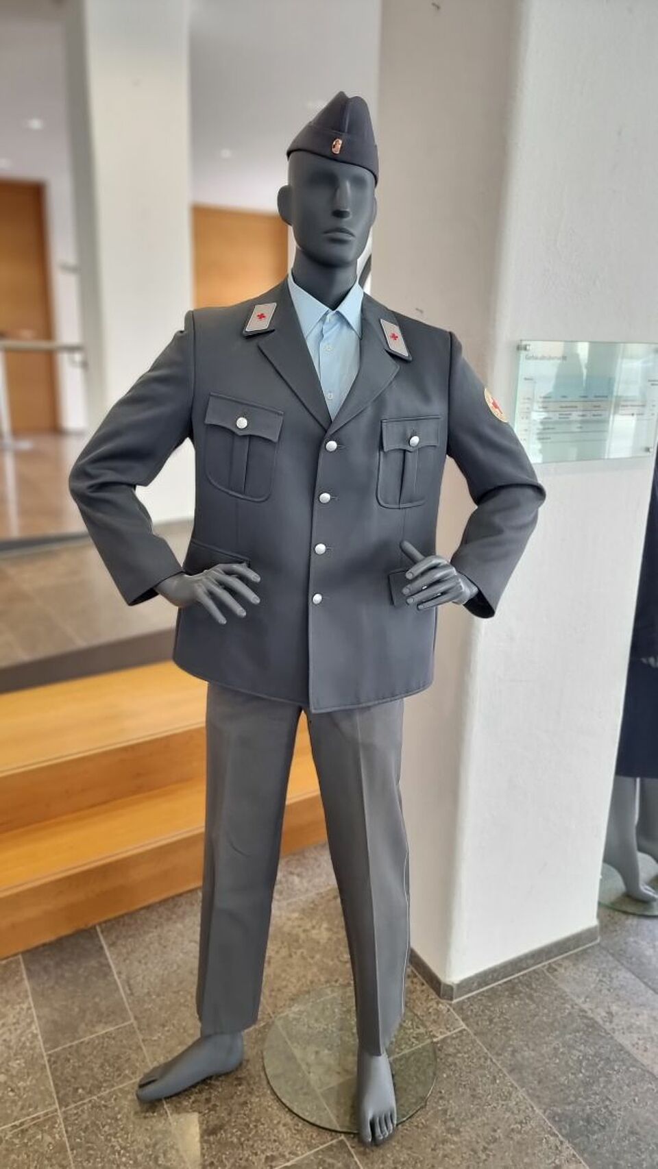 zu sehen ist eine Schaufensterpuppe in der DRK Ausgehuniform von früher