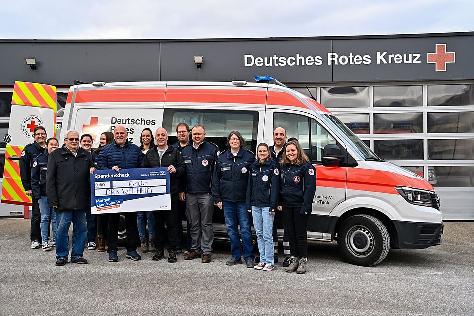 zu sehen sind Mitglieder des Männerchor Hepsisau und der DRK Bereitschaft Weilheim bei der Übergabe eines Spendenchecks