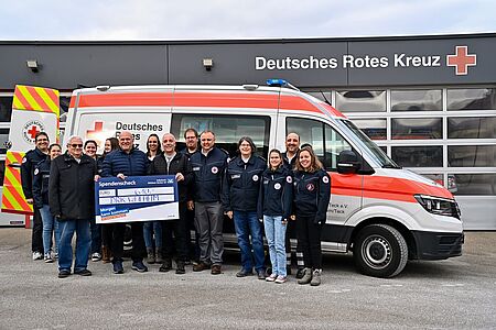 zu sehen sind Mitglieder des Männerchor Hepsisau und der DRK Bereitschaft Weilheim bei der Übergabe eines Spendenchecks