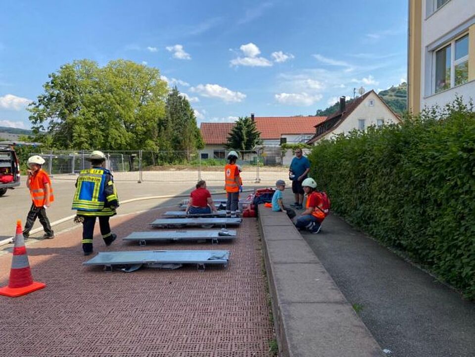 zu sehen ist eine Patientenablage im Rahmen einer Übung von der Jugendfeuerwehr gemeinsam mit dem Jugendrotkreuz