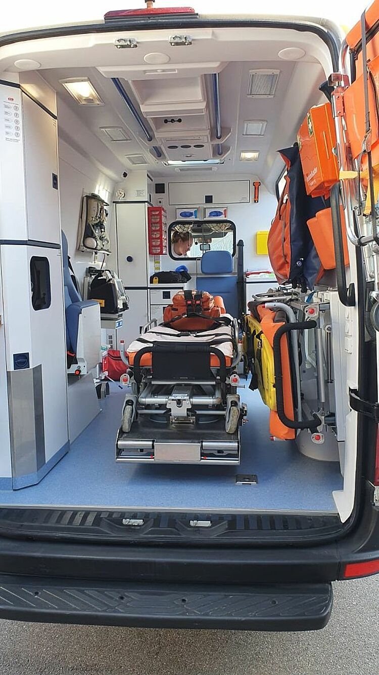 zu sehen ist der Innenraum des Notfallkrankentransportwagen inklusive der Ausstattung