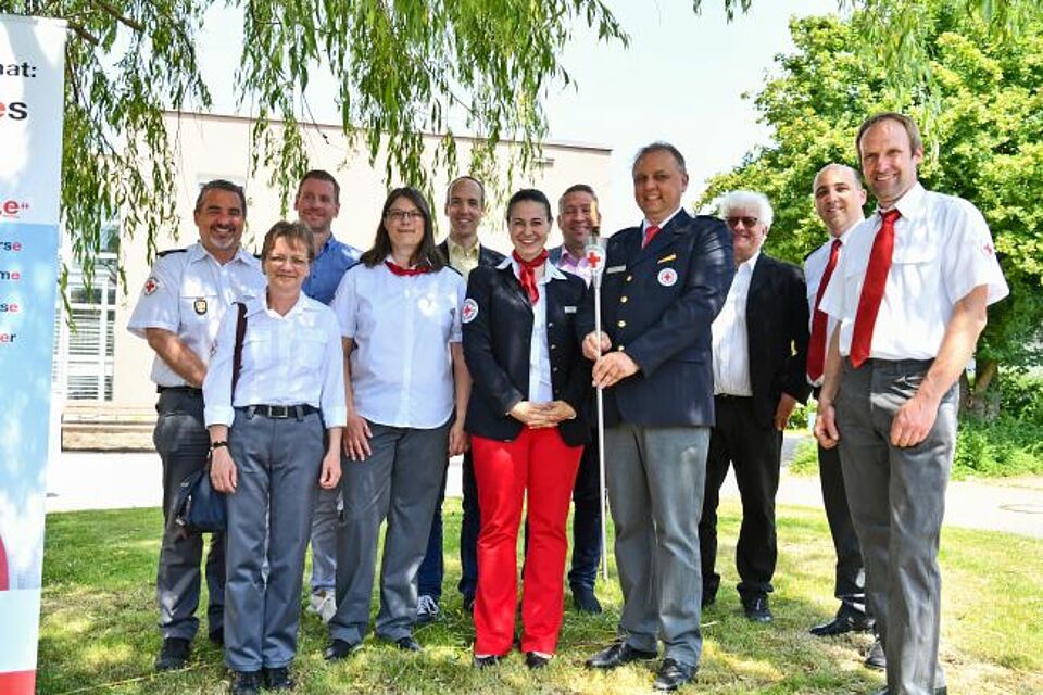 zu sehen ist eine Gruppe DRK-Mitglieder mit der stlv. Präsidentin bei der Übergabe der Fackel nach Solferino