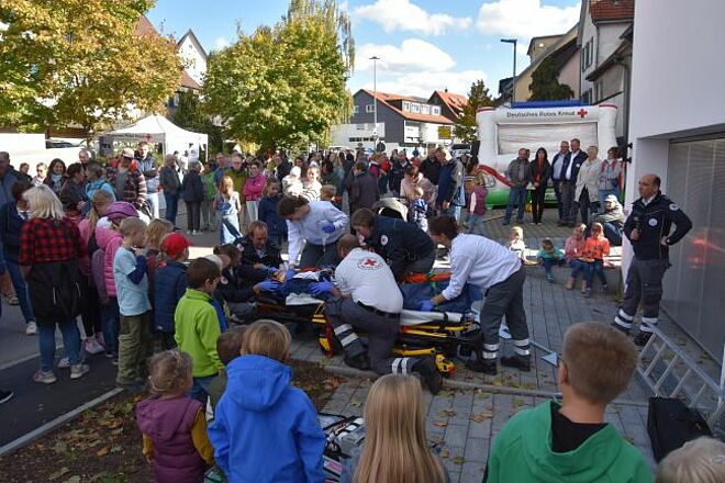 zu sehen ist eine Schauübung des DRK Weilheim beim Verkaufsoffenen Sonntag