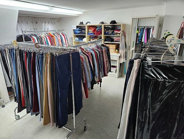 zu sehen ist ein Raum der Kleiderkammer Weilheim