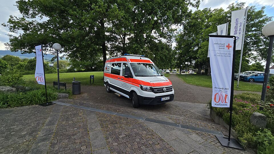 zu sehen ist das neue Fahrzeug der DRK Bereitschaft Weilheim am Eingang der Limburghalle bei der Bereitschaftsversammlung des DRK Weilheim