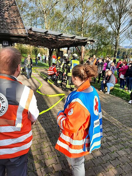 zu sehen sind zwei DRKler bei einer Feuerwehrübung in Ohmden