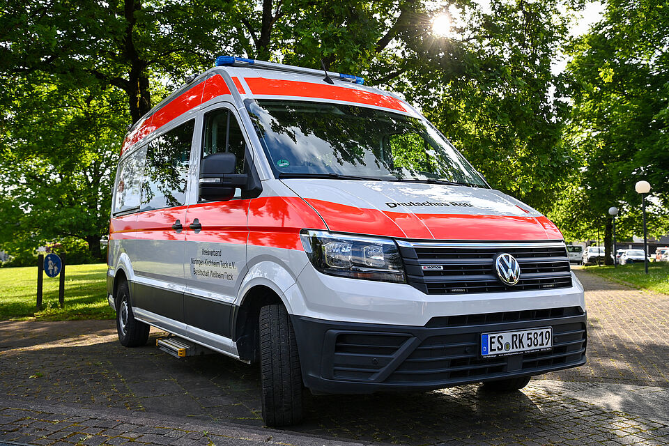 zu sehen ist der neue Mannschaftstransportwagen der DRK Bereitschaft Weilheim