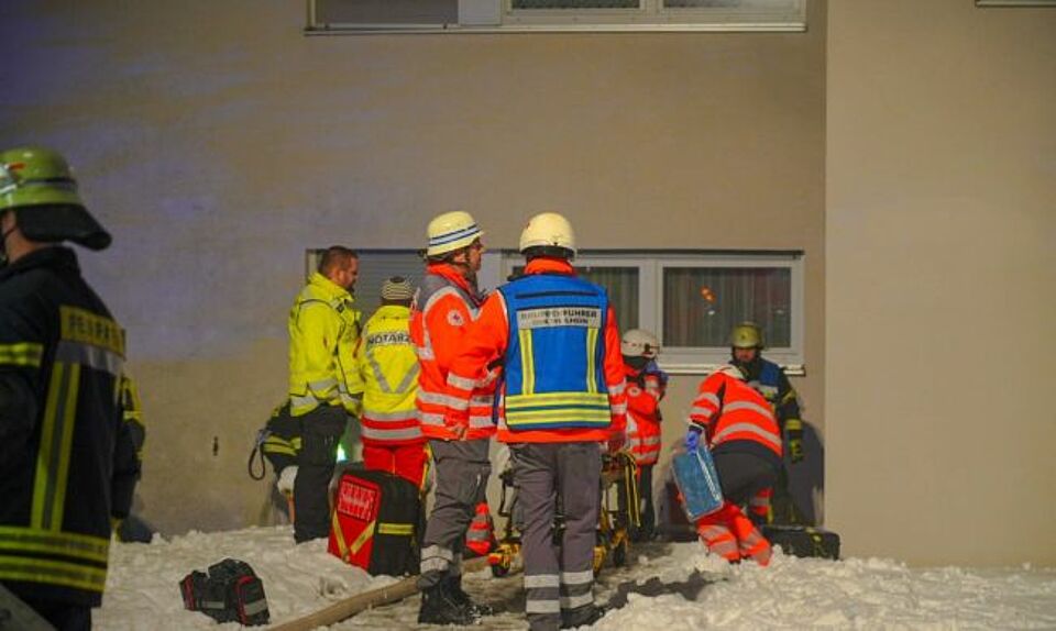 zu sehen sind Einsatzkräfte bei einem Gebäudebrand